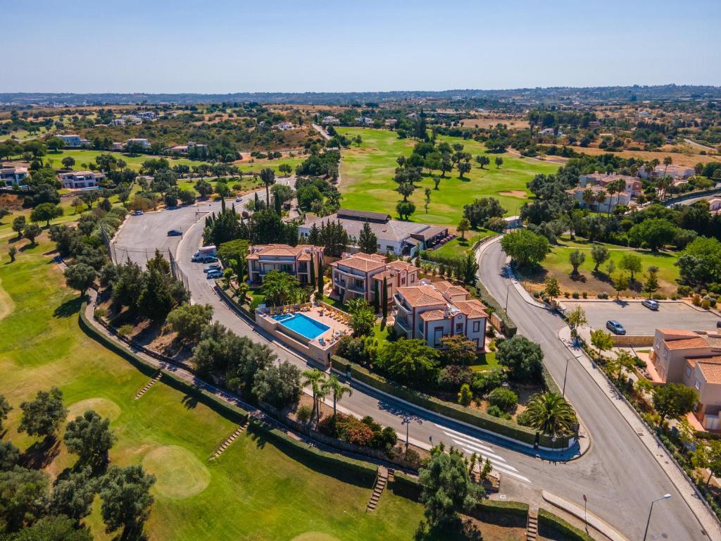 Paradise on the Golf, Estômbar