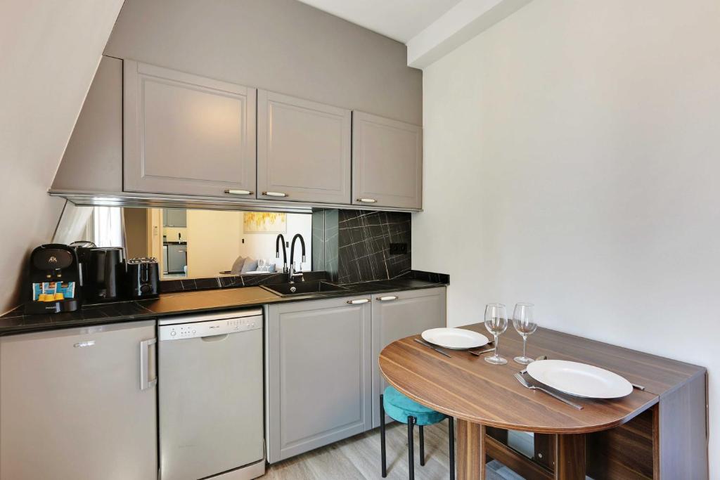 Amazing 2BD 6P apt with A C - Bastille - 3