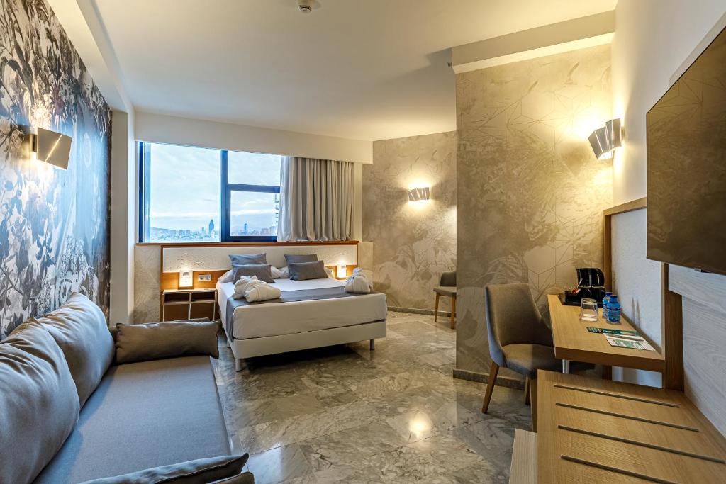 Hotel Madeira Centro — Hotel rooms in Benidorm, Valencian Community