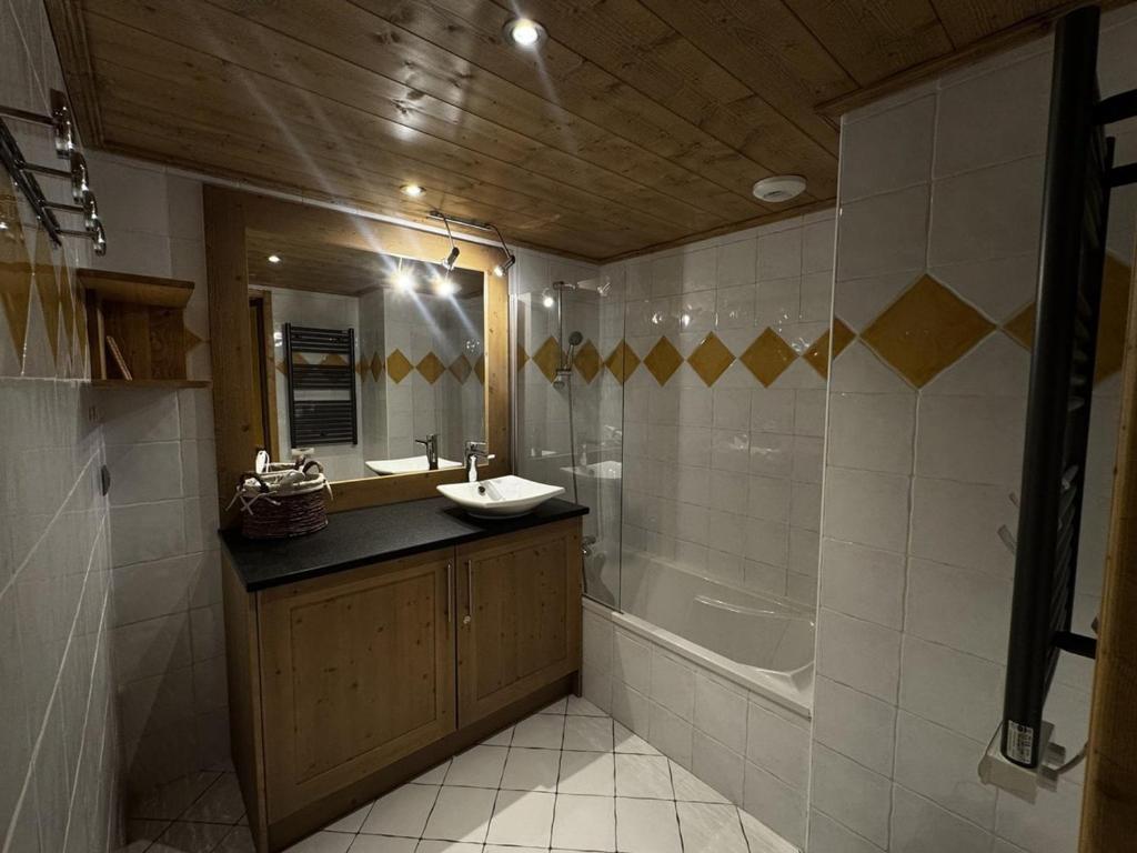 Appartement cosy 6 personnes avec garage, terrasse et wifi au cœur du village, proche pistes et commerces - FR-1-572-251 - 2