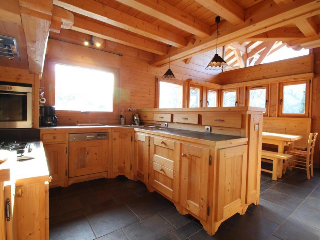 Chalet cosy 12 pers. à 1km des pistes, 5 ch., WiFi, cheminée, abri voiture - FR-1-572-30 - 4