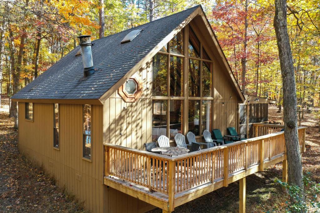 Dog-Friendly A-Frame with Firepit and Fall Foliage, Hedgesville