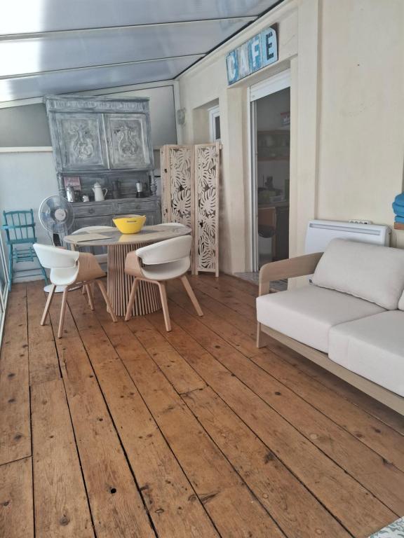 Sète centre - maison de vacances - 2 chambres - 4 personnes - 60 m2 avec parking gratuit privé, wifi et clim - 4