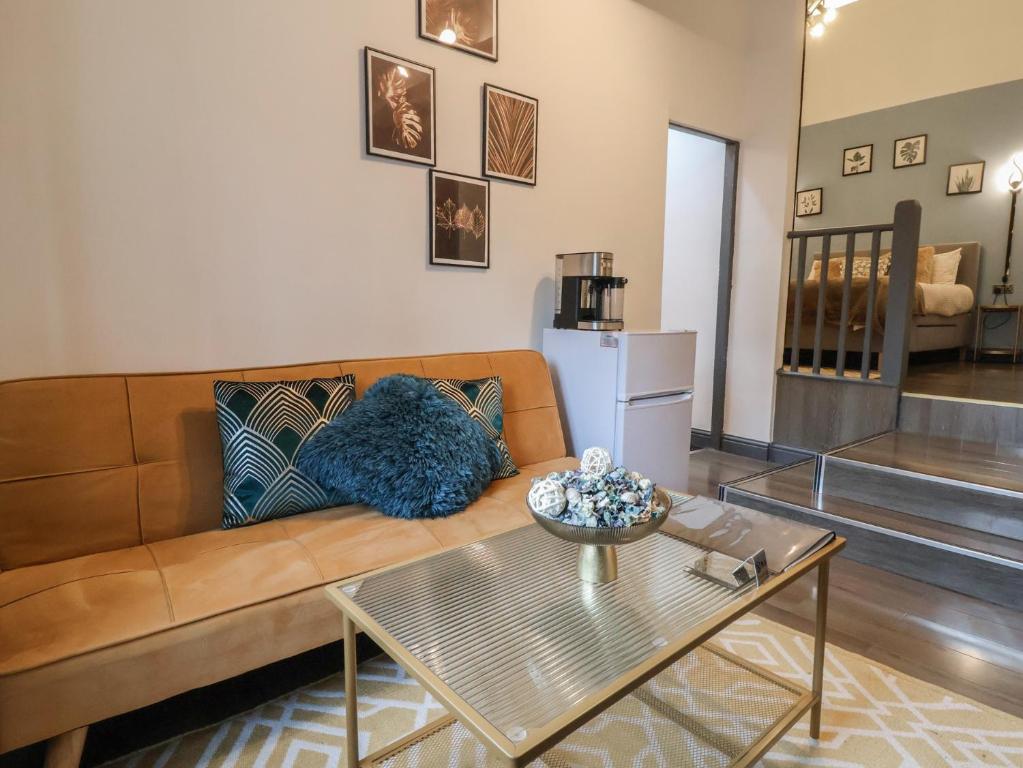 The Cloud Apartment 1, Chester