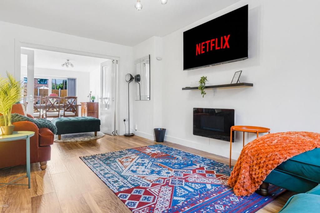 Autumn House - Spacious 4 Bedroom, Smart TVs all Rooms, Birmingham