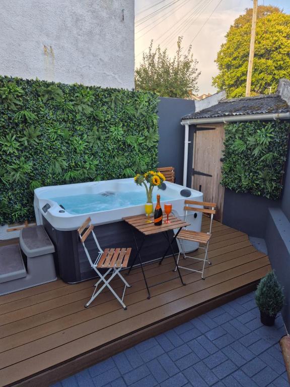 Jungle Hot Tub House, Plymouth photo 4