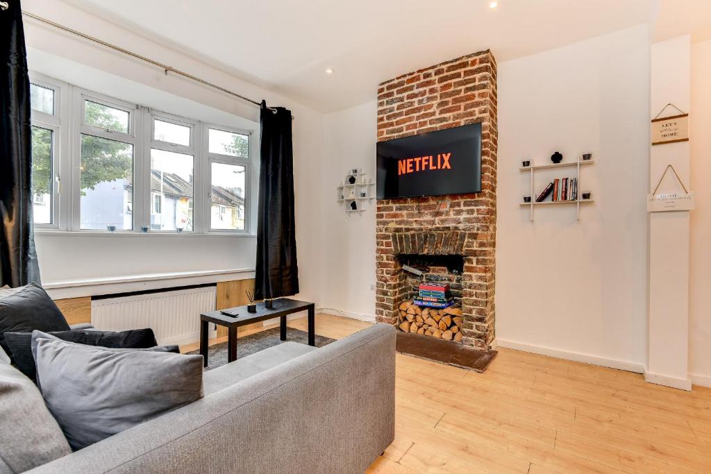 Charming Coastal Retreat in BN2, Brighton and Hove