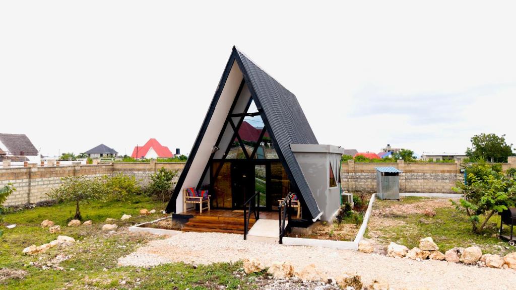 Eco A-Frame Cabin with Wi-Fi 10 min to Nungwi Beach, Nungwi