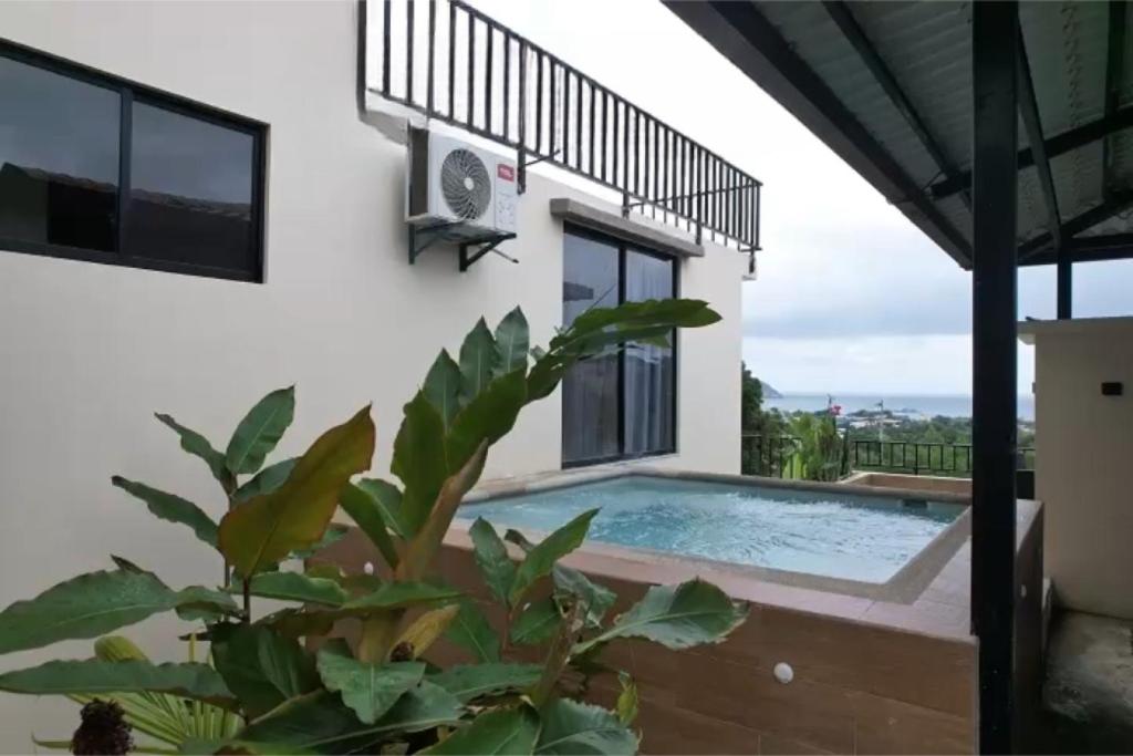 Coastal Villa Retreat with Private Jacuzzi and Garage Near Isla de la Plata - 2