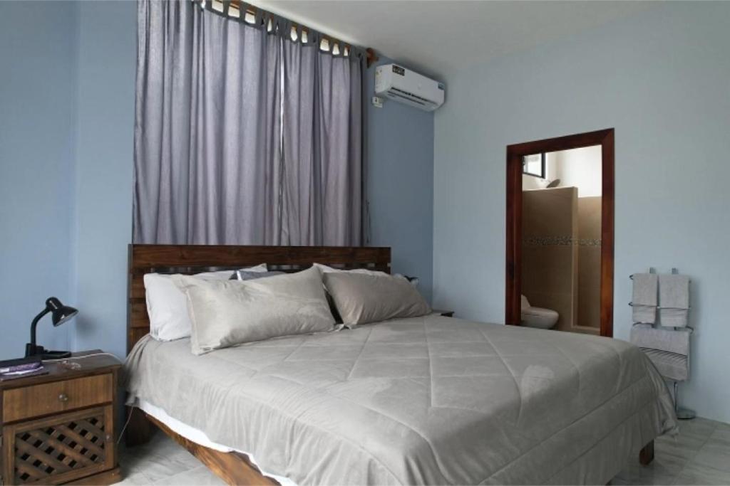 Coastal Villa Retreat with Private Jacuzzi and Garage Near Isla de la Plata - 3