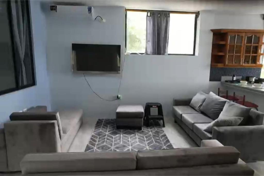 Coastal Villa Retreat with Private Jacuzzi and Garage Near Isla de la Plata - 4