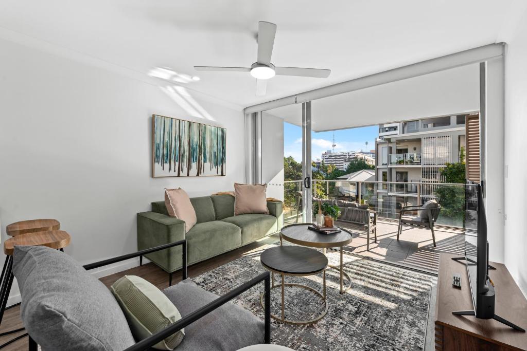 Bright and Stylish 2BR with Spacious Balcony and WiFi, Brisbane