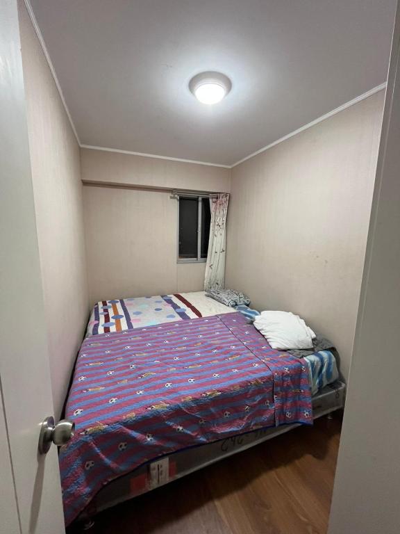 Habitación con cama matrimonial en dpto tipo roomie - 3