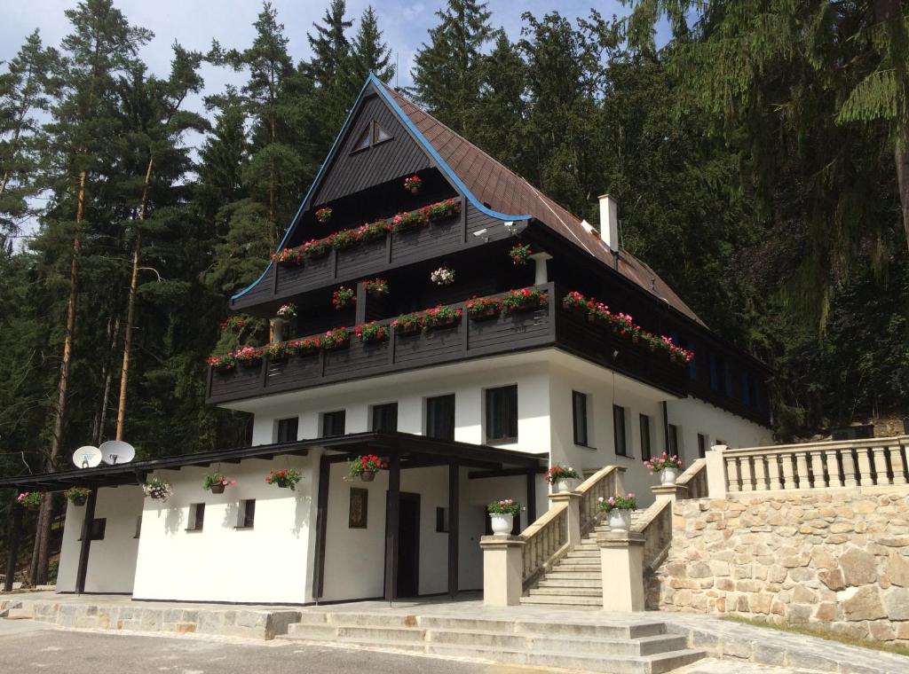 Entrance, Hunting Lodge Vitkov in Sokolov