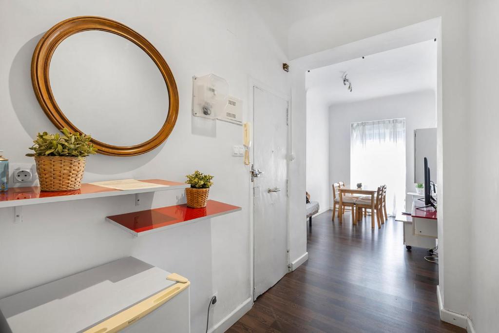 Open-concept apartment near Central Market - 2