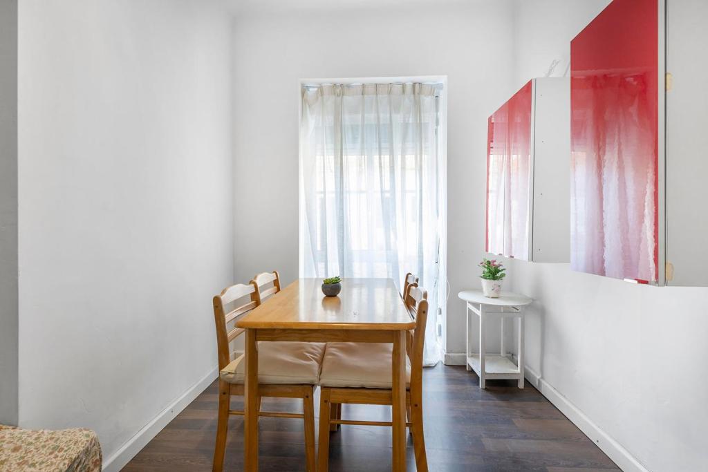 Open-concept apartment near Central Market - 5