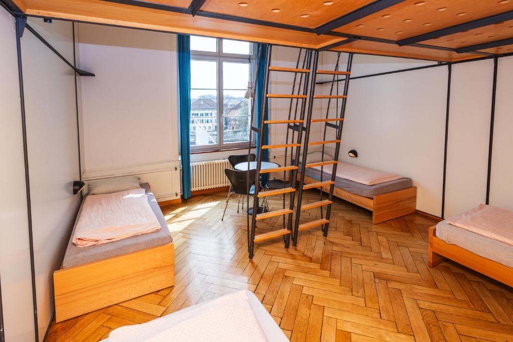 Solothurn Youth Hostel Room