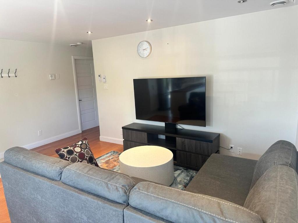 Superbe 4,5 entièrement meuble, Laval