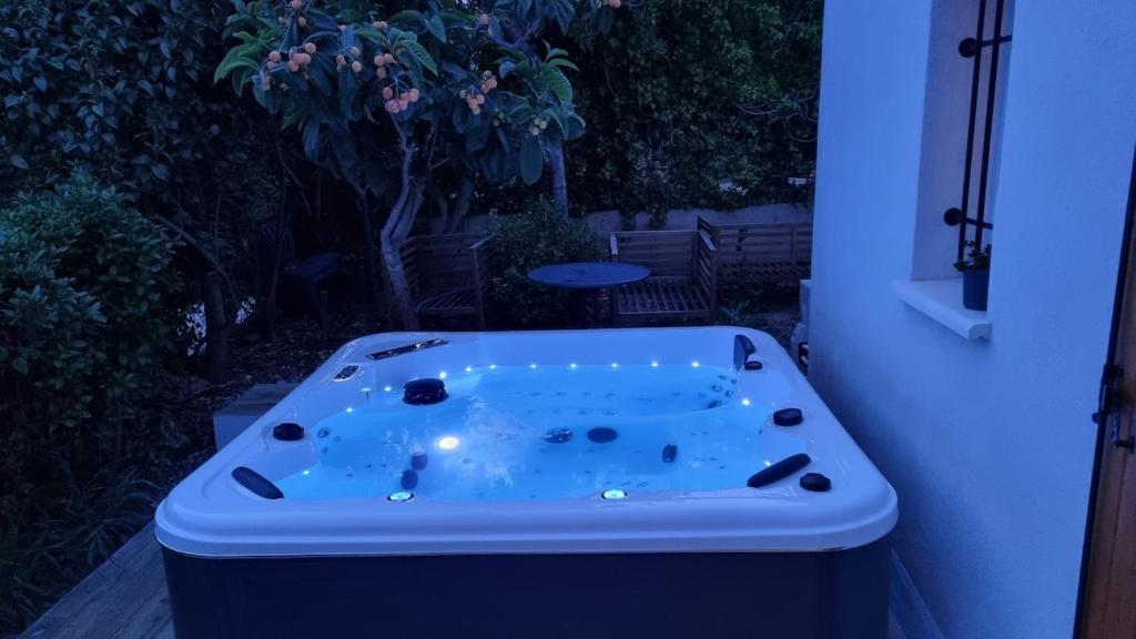 Maison privée avec jacuzzi privé - 3