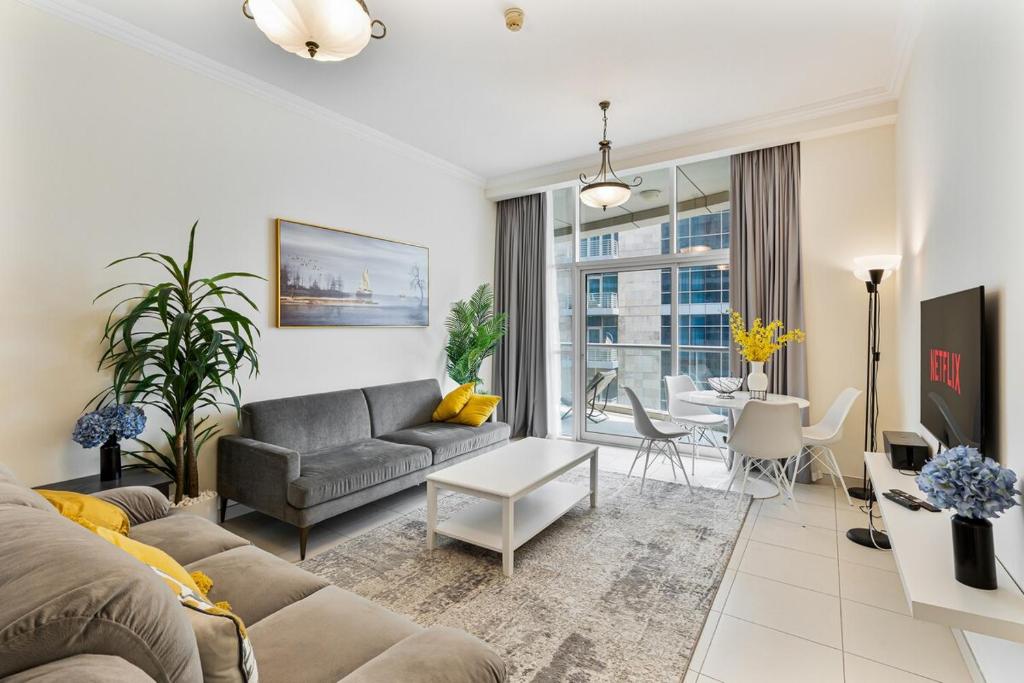 Bright 1BR with Canal Views Near Burj Khalifa, Dubaj