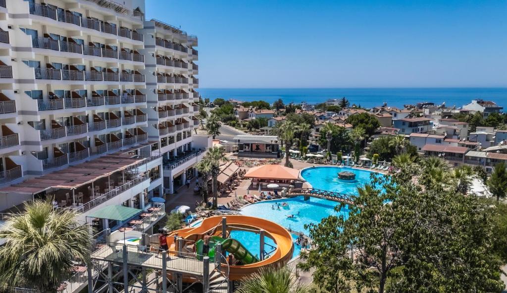 Palmin Hotel — Basen in Kusadasi, Aydin