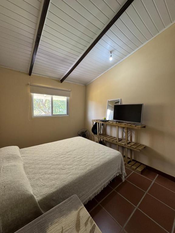 Casa con pileta y verde a 5 minutos de costanera Gchú - 2