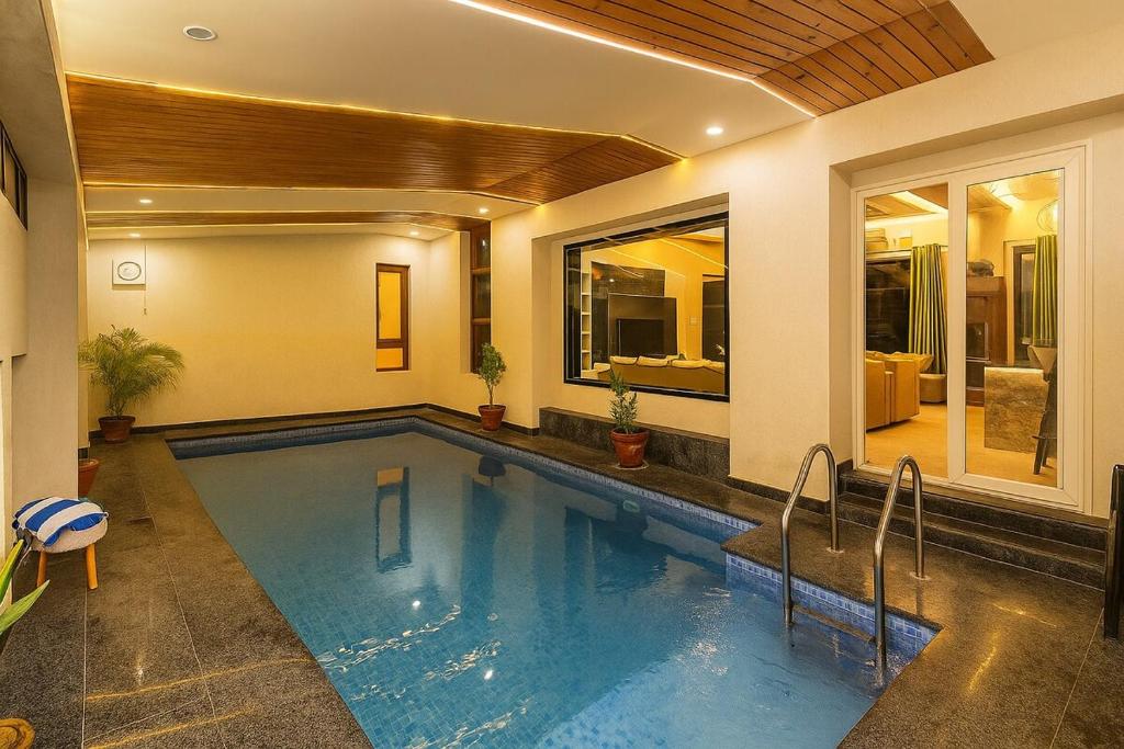 3 BHK Farm With Indoor Pool Near jaipur, Džajpur