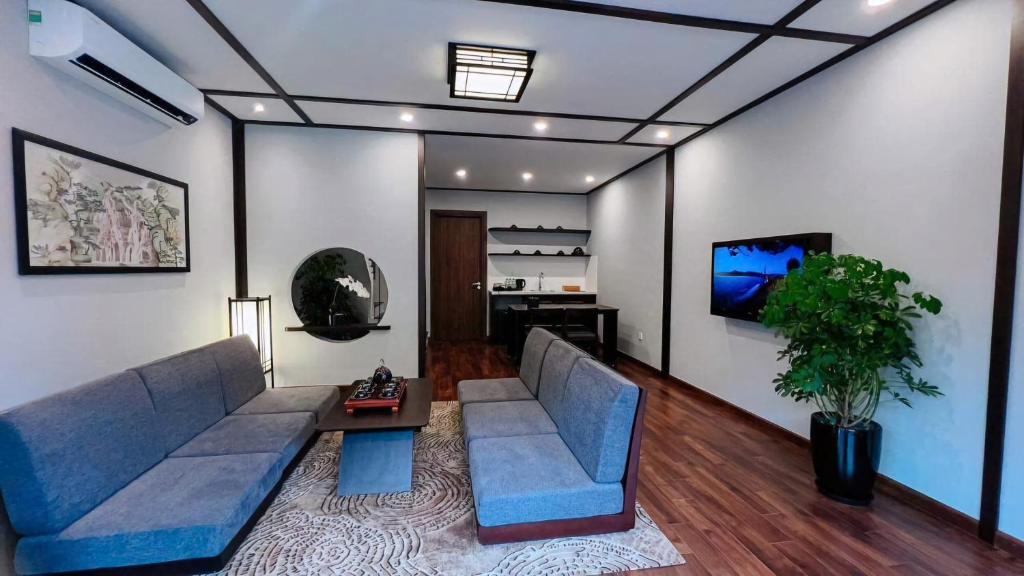 Shared lounge/TV area