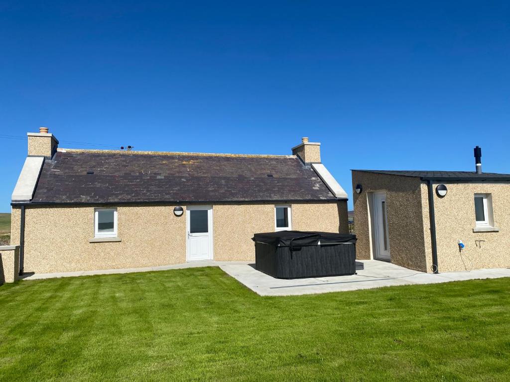 Luxury Orkney Cottage with Hot Tub, Rendall