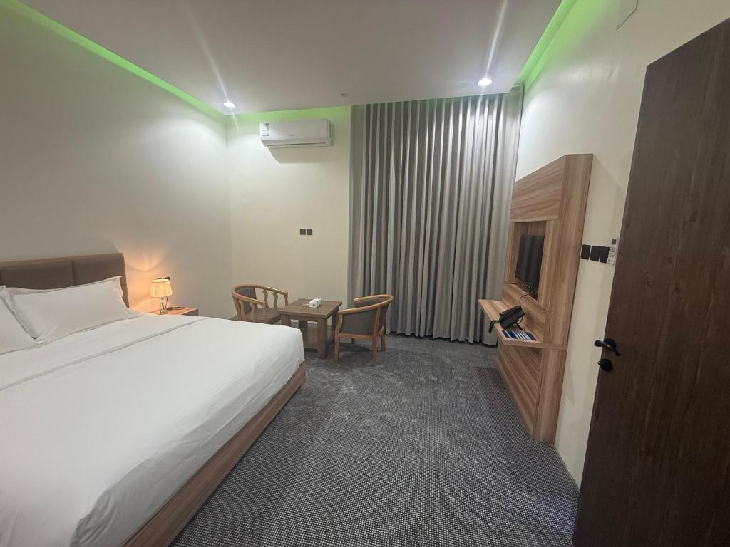 شقق دفادف المخدومة, Hail