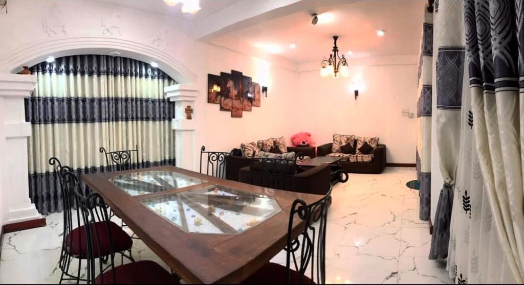 Midnight Oasis, Nuwara Eliya