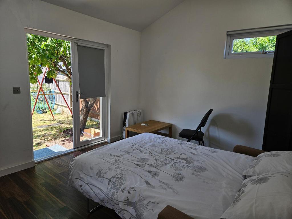 Cosy Modern Studio Apt in Wallington near Station, Hackbridge