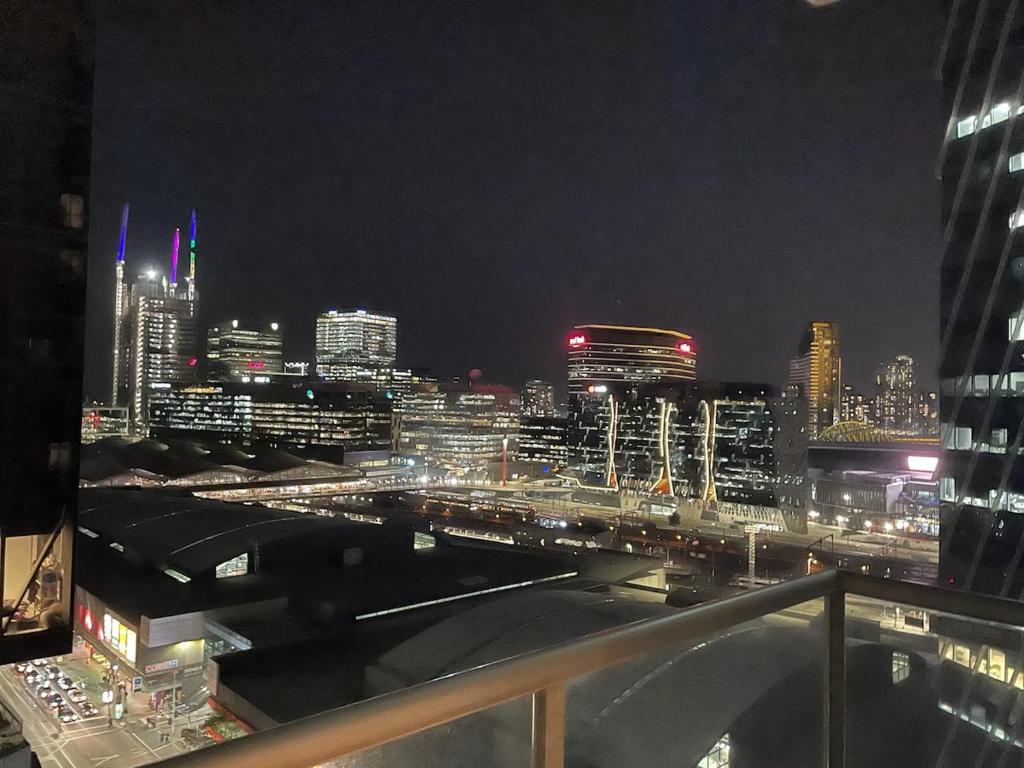 Neat 1 bedroom apartment with car space & wifi, great central location, Melbourne