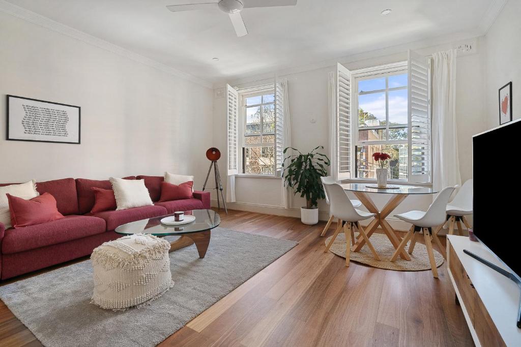 Modern - Stylish 2BR apartment located in Surry Hills - Balcony - 6 people, Sydney