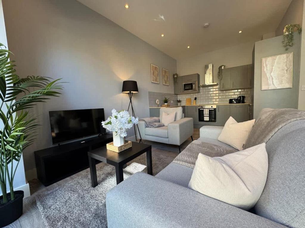 Spacious 2 Bed Apartment By CRSL, Coulsdon