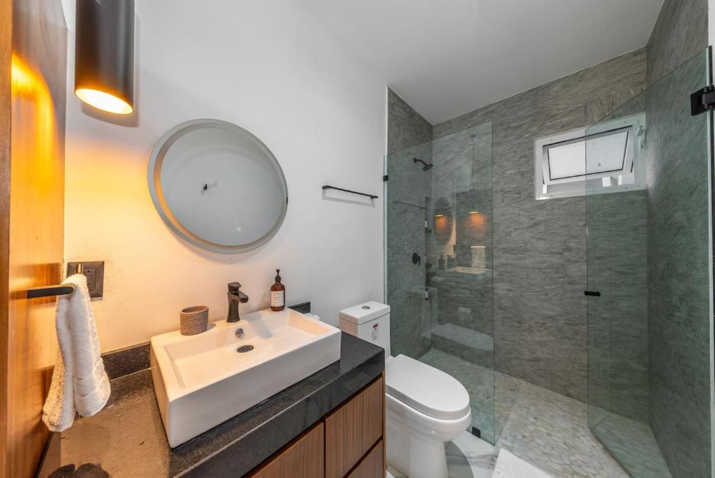 Stylish 1BD w Rooftop Pool Walk to Beach 5th - 4