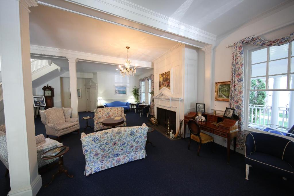 Colonial Inn Harbor Springs photo