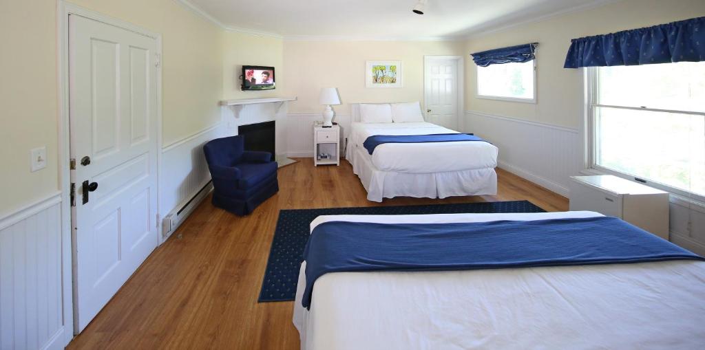 Colonial Inn Harbor Springs photo
