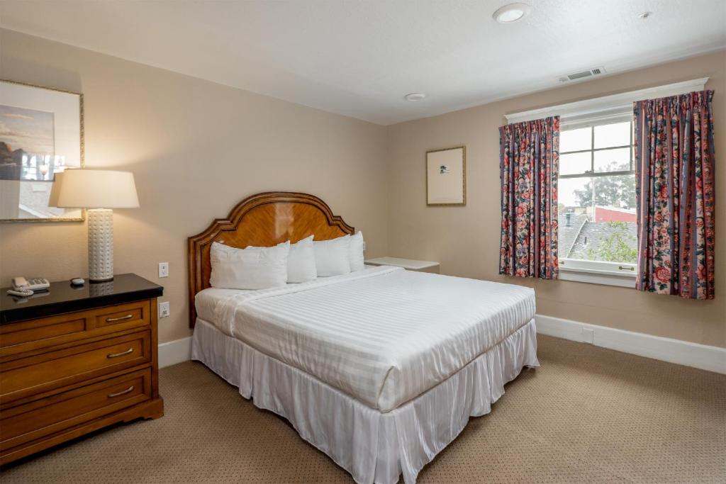 Butterfly Grove Inn Photo 22