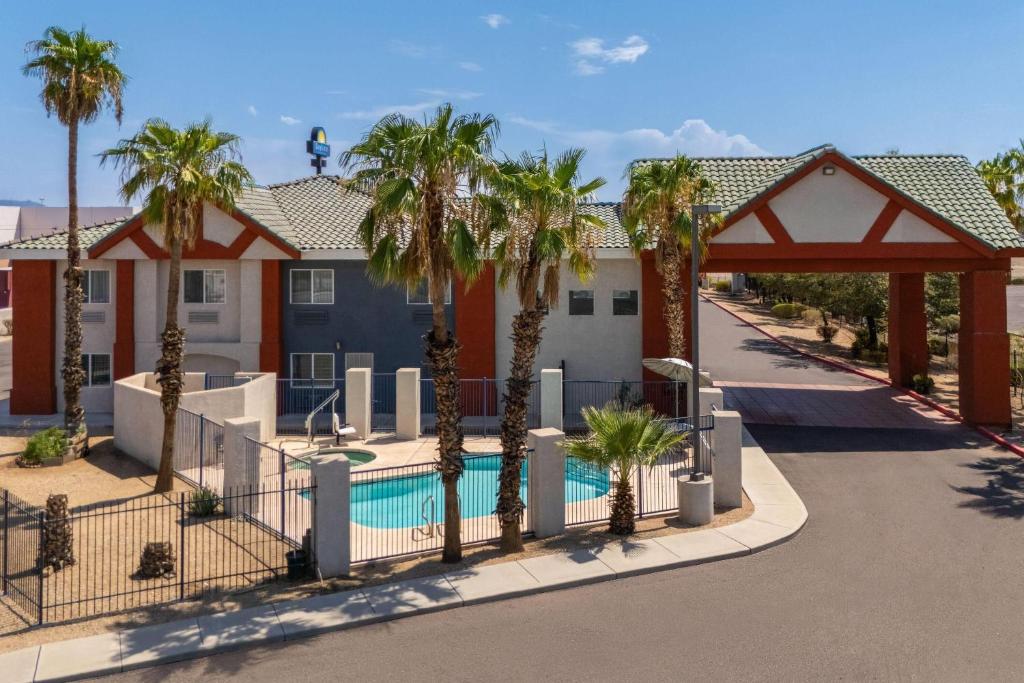 Days Inn by Wyndham Phoenix West, Phoenix