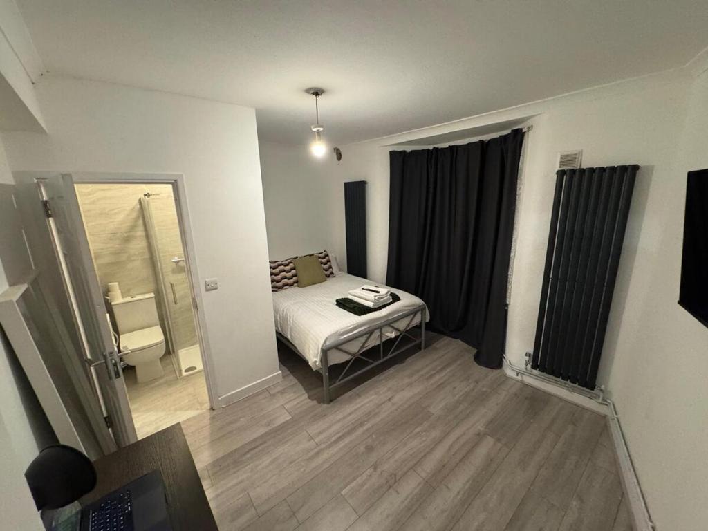 38LYW Large Ensuite Room - Stratford, London, Londýn