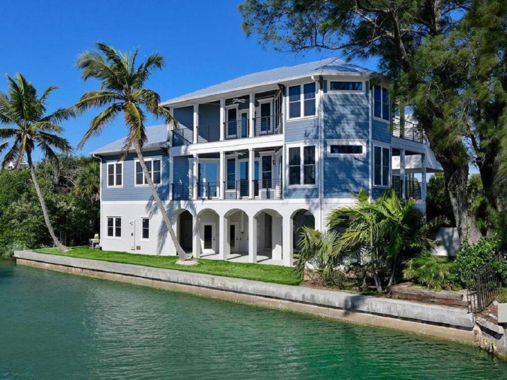 AM I Dreaming, Anna Maria