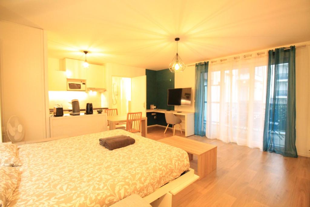 Luxe Neuf - 8mn pied RER C-Paris-Eiffel Tower, Parking Rue Gratuit, Balcon Privé, Matelas Bultex 160x200, Ascenseur, Hôpital d'Arpajon, Arpajon