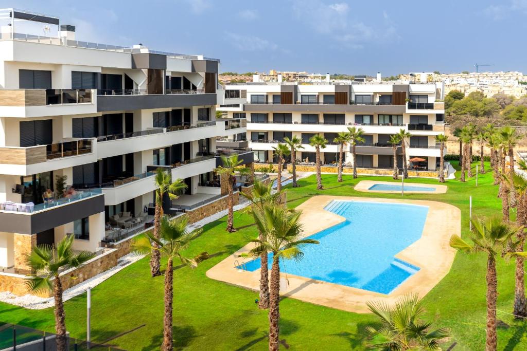 Covadonga Sunset - Elegant Apartment with Terrace & Pool, Villamartin