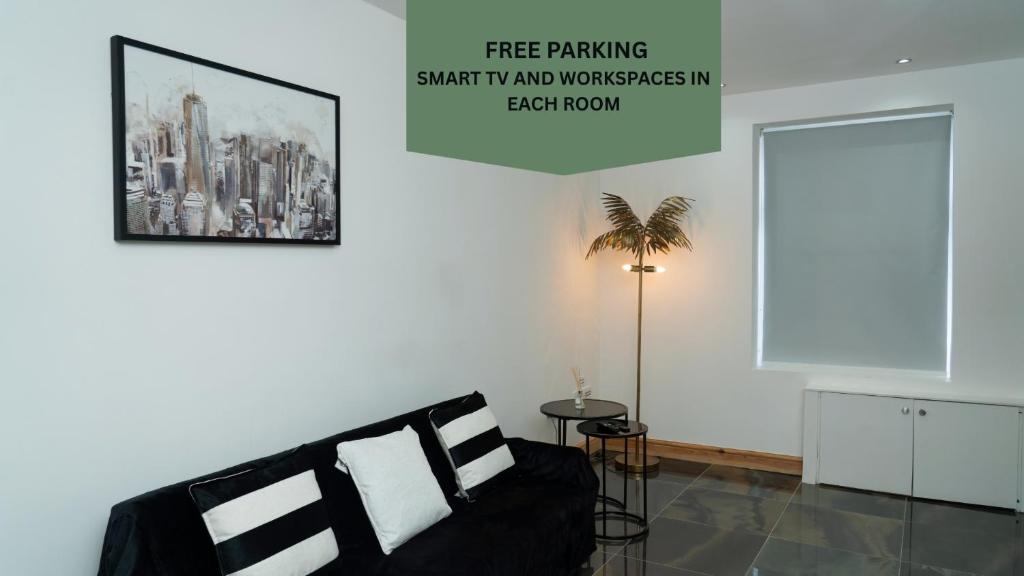 4 Bed Failsworth Home, 3 Bathrooms inc Free Parking-Workspaces-Garden - Long Term Stay Only, Near City Centre, Manchester