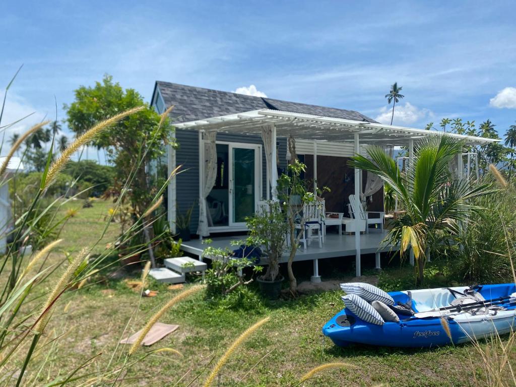 Beachfront Tiny House, Koh Samui, Thailand with FREE Rowboat, Amphoe Koh Samui