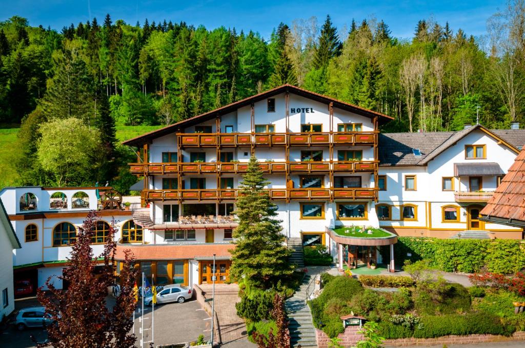 Holzschuh Schwarzwaldhotel — Hotel in Baiersbronn