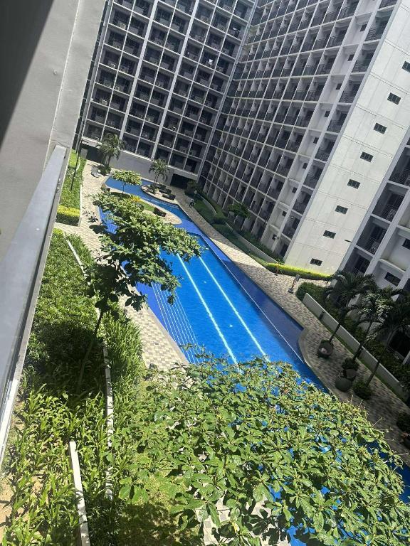 Don Comz Staycation, Manila