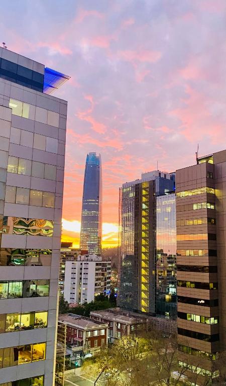 Amplio Depto con estacionamiento en el golf las condes - 4