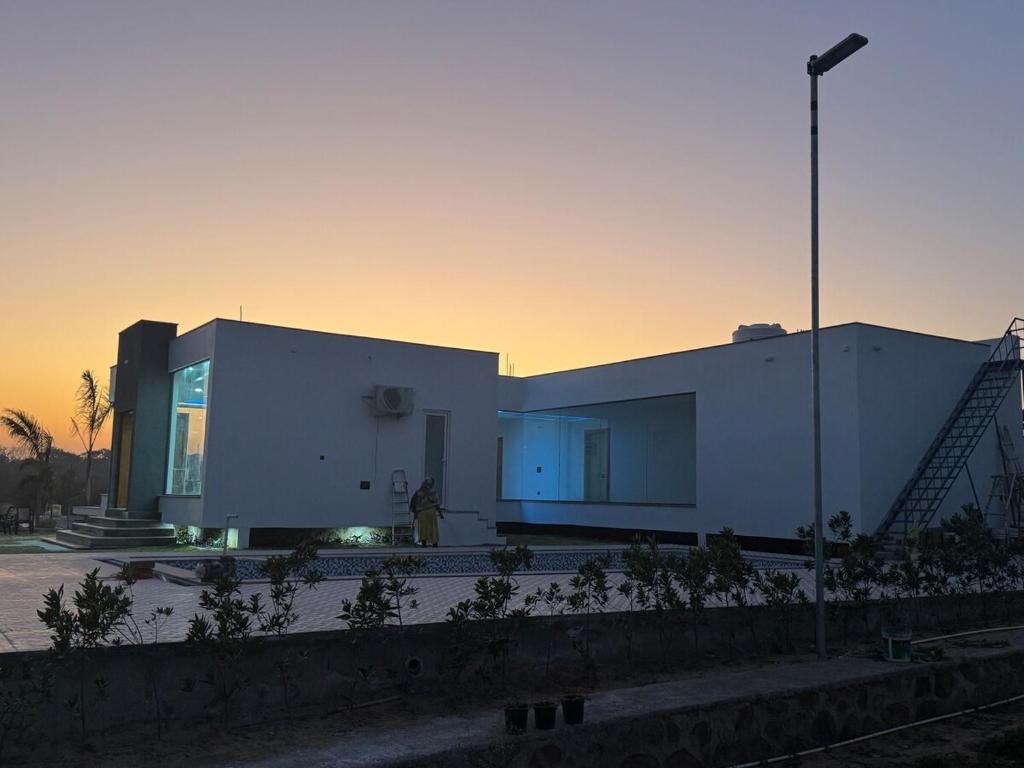 C-69 Dreamland, Luxury 4BHK farm with private swimming pool , 1 acre garden, Bhundsi